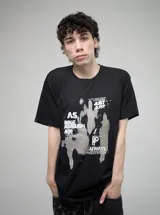 Remera negra de algodón con estampado frontal en tonos grises y blancos que incluye texto como "AS NIKE AMBUSH AIR", "JUST JUST" y "DO ALWAYS".
