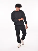 Buzo de algodón color verde grisáceo, de corte regular y cuello redondo. Presenta costuras decorativas en las mangas y puños y cintura acanalados.