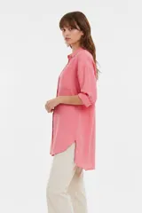 Camisa blanca de viscosa de corte oversize, con cuello camisero, cierre frontal de botones y bolsillo ojal en el pecho.