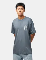 Remera de manga corta Carhartt WIP modelo S/S Locked, color gris oscuro, de corte holgado, con cuello redondo y estampado gráfico en el pecho en forma de cerradura con el nombre de la marca.