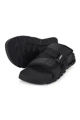 Sandalias tipo slide negras con doble tira de tela acolchada con ajuste de velcro y logo de la marca. Suela anatómica con diseño geométrico.