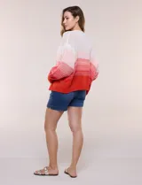 Cárdigan de punto abierto y calado con silueta holgada y hombros caídos, diseño degradado en tonos blanco, rosado y rojo. Presenta frente abierto sin botones y mangas largas abullonadas con terminación en puño acanalado.