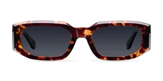 Lentes de sol rectangulares con montura carey y lentes negras polarizadas.