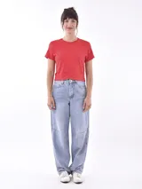 Remera roja de corte crop con frunce central.