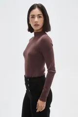 Body de manga larga con cuello alto, confeccionado en tejido al cuerpo.