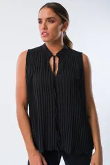 Blusa negra sin mangas con cuello mao y detalle de lazos en el escote. Diseño plisado en todo el cuerpo.