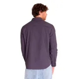 Camisa de manga larga color gris oscuro, con dos bolsillos de carga en el pecho con cierre de solapa con gancho y bucle.