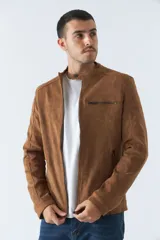 Campera marrón de gamuza para hombre, con cuello mao, cierre frontal con cremallera, bolsillos laterales con cierre y puños con botón.