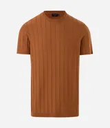 Remera slim de manga corta con cuello redondo, confeccionada en tejido de viscosa con textura de rayas verticales.