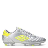 Championes de fútbol Umbro modelo Touch FG, color blanco total. Presentan un diseño clásico con costuras reforzadas en la puntera para mayor control del balón, el logo de la marca en relieve en el lateral y suela con tacos diseñados para césped natural.