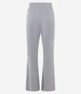 Pantalón deportivo femenino Get Over de corte flare, confeccionado en microfibra de color gris. Presenta cintura con pretina fija, diseño acampanado desde la rodilla y costuras decorativas frontales.