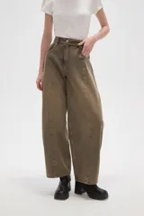 Pantalon de jean con corte tipo balloon, de tiro medio y diseño holgado con costuras verticales frontales.