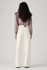 Jeans baggy color blanco roto, de corte holgado y tiro alto.