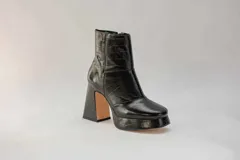 Botas de cuero color marrón con estampado croco, plataforma y taco cuadrado. Cierre lateral con cremallera.