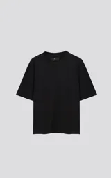 Remerón negro de corte extra oversize con hombros caídos, cuello redondo rib al tono y doble costura. Confeccionado en algodón premium americano suave.