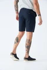 Bermuda tipo chino de gabardina, con bolsillos laterales y traseros, cierre de cremallera y botón, y pasacintos en la cintura. Presenta un diseño clásico con logo bordado.