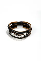Brazalete de cuero marrón con múltiples tiras de cuero negro trenzado, tira de strass plateado y tira de perlas blancas.