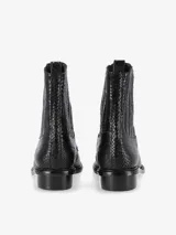 Bota baja de cuero con grabado snake en tonos marrones y negros, punta cuadrada, elásticos laterales y taco bajo de madera.