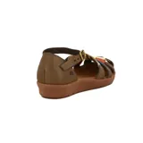 Sandalia de cuero con talón cerrado y pulsera ajustable con hebilla metálica. La capellada presenta un diseño de tiras entrelazadas en tonos tierra, incluyendo marrón, naranja y beige, sobre una base de goma marrón.