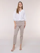 Pantalón de gabardina elastizada color beige, de tiro medio y calce slim. Cuenta con cintura ancha estilo pull-on sin cierres ni botones, bolsillos delanteros simulados y bolsillos traseros tipo ojal.