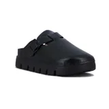 Zuecos de mujer color negro con una tira superior ajustable mediante hebilla y plataforma dentada.