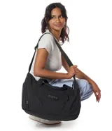 Bolso deportivo tipo duffel de la marca Jansport, color bordó, con doble asa de mano y correa ajustable para hombro. Cuenta con cierre principal, bolsillo frontal con cierre y logo de la marca aplicado.