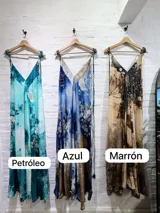 Vestido largo sin mangas con escote en V pronunciado, de corte amplio y fluido, con estampado abstracto en tonos rosados, marrones y blancos, y un cordón trenzado ajustable en la cintura.