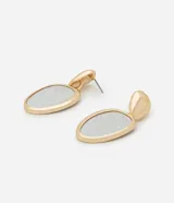 Par de caravanas de diseño colgante con base redondeada y dije ovalado. Presentan un acabado en tono dorado claro con una superficie inferior texturizada con aplicaciones brillantes.