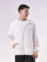 Campera blanca con capucha y cierre frontal, de tela ligera y corte holgado.