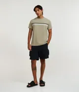 Remera de corte regular confeccionada en algodón, con cuello redondo y mangas cortas. Presenta un diseño de dos rayas horizontales en el pecho en tonos marrón y verde.