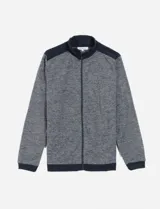 Campera gris jaspeado con cuello alto, cierre frontal y detalles en azul marino en hombros, cuello y puños.