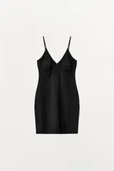 Vestido corto negro, ajustado al cuerpo, con escote en V pronunciado y tirantes finos ajustables. Presenta un cierre frontal vertical.