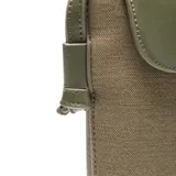 Bandolera pequeña de material símil cuero (PU) en dos tonos de verde: cuerpo principal en verde oliva/kaki y solapa en verde más oscuro. Cuenta con correa larga regulable y desmontable, cierre de solapa con broche metálico dorado y logo XL metálico al frente.