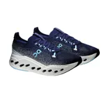 Championes de running On Running modelo Cloudsurfer Max, color azul marino con entresuela blanca gruesa con perforaciones y detalles en celeste.
