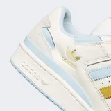 Championes Adidas Forum Low CL de estilo urbano, con diseño inspirado en los colores de la selección argentina. Presentan una base de cuero en tono crema con detalles en celeste y dorado en las icónicas tres tiras y el logo lateral.