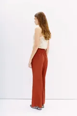 Pantalón palazzo tiro alto color terracota, con cintura elastizada y bolsillos diagonales. Corte relajado y largo al tobillo.