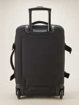 Valija gris con ruedas, manija extensible y múltiples bolsillos con cierre.