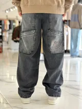 Pantalón de jean baggy color celeste claro, de corte ancho y estilo urbano.