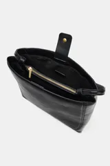 Bolso de hombro formato saca, color negro, con detalle de pespuntes en el cuerpo, asa de hombro y cierre mediante botón imantado.