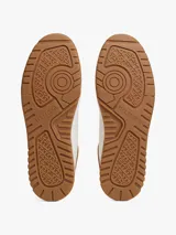 Zapatillas de corte bajo estilo retro baloncesto, confeccionadas en piel blanca con paneles de textura a contraste en color marrón y verde oliva en el talón. Presentan suela de goma dentada, cierre con cordones y logo de Tommy Hilfiger en el lateral y la lengüeta.