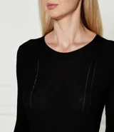 Vestido largo negro ajustado de punto acanalado, con cuello redondo, mangas largas y cinta entrecruzada en la cintura.