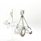 Par de caravanas colgantes plateadas con forma de abanico, hechas con lentejuelas y mostacillas plateadas. Se ajustan con clip.