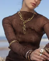 Esclava rígida de diseño artesanal con textura irregular y acabado metálico, ideal para uso diario.