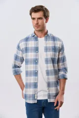 Camisa de lino de manga larga con diseño a cuadros en tonos celeste, blanco y tostado, cuello camisero y cierre frontal con botones.
