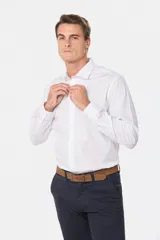 Camisa celeste de vestir, entallada, de manga larga, con cuello clásico y sin bolsillo.