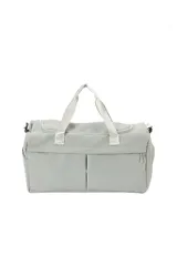 Bolso tipo duffel de poliéster color negro, con asas de mano y bolsillos exteriores con cierre.
