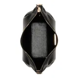 Bolso tipo riñonera o bandolera pequeña de Guess, color negro, con textura de cuero granulado y herrajes metálicos dorados. Presenta un diseño curvado y fruncido en los extremos, con el logo de la marca en dorado en el centro. Incluye una correa ajustable y desmontable con hebilla.