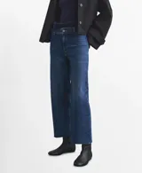 Jeans de denim azul oscuro con corte recto y tiro medio, con bolsillos clásicos y terminación recta en las piernas.
