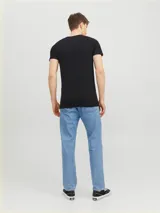 Remera básica negra de manga corta y cuello redondo, con ajuste entallado al cuerpo.