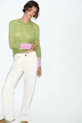 Jersey de punto fino con cuello redondo y manga larga, diseño a rayas horizontales en tonos verdes con puños en contraste de color rosado.